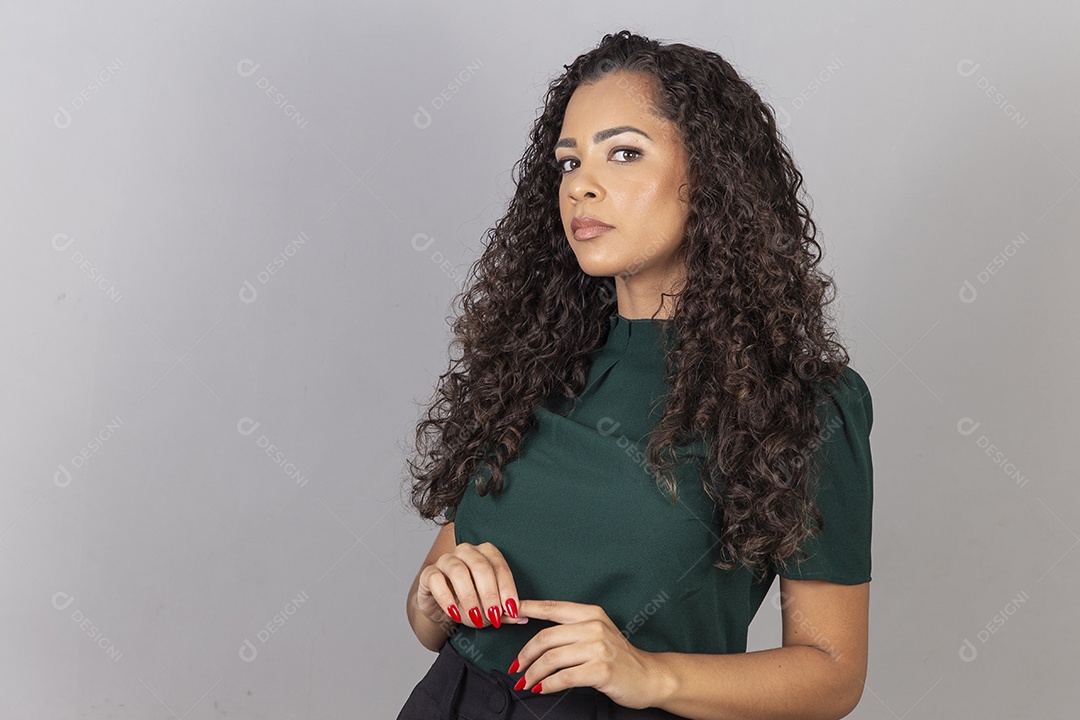 Linda mulher jovem sobre fundo isolado segurando câmera fotográfica