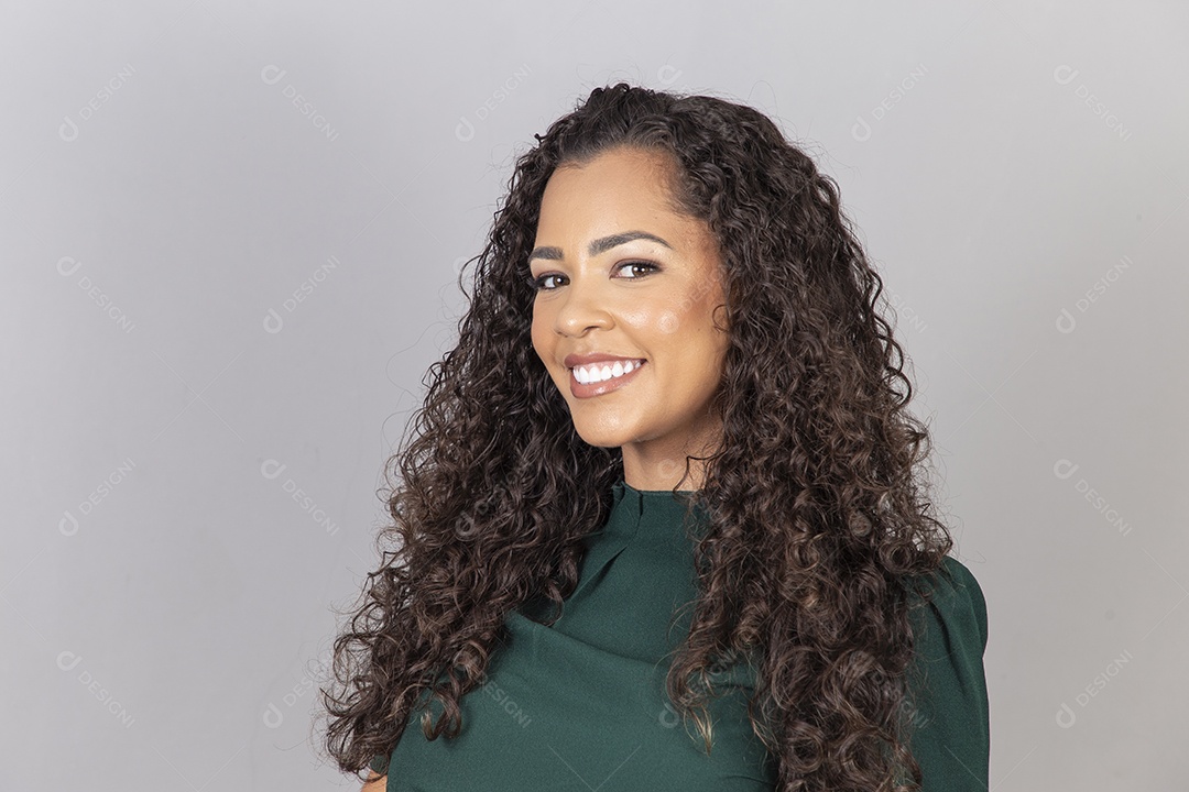 Linda mulher jovem sobre fundo isolado segurando câmera fotográfica