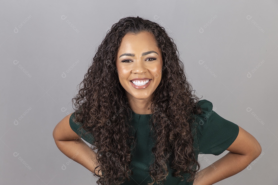 Linda mulher jovem sobre fundo isolado segurando câmera fotográfica