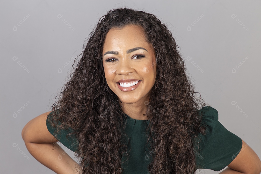 Linda mulher jovem sobre fundo isolado segurando câmera fotográfica