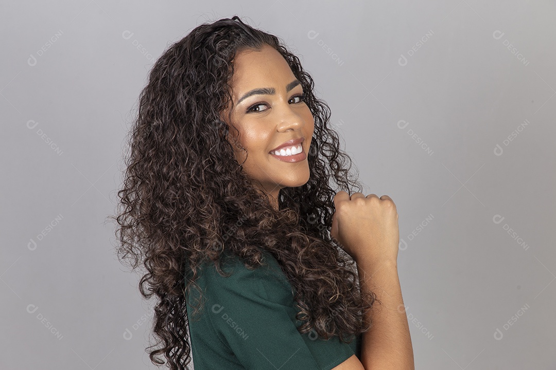 Linda mulher jovem sobre fundo isolado segurando câmera fotográfica