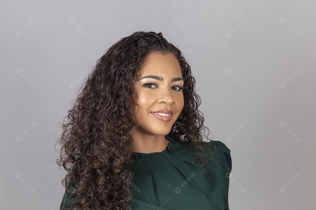 Linda mulher jovem sobre fundo isolado segurando câmera fotográfica