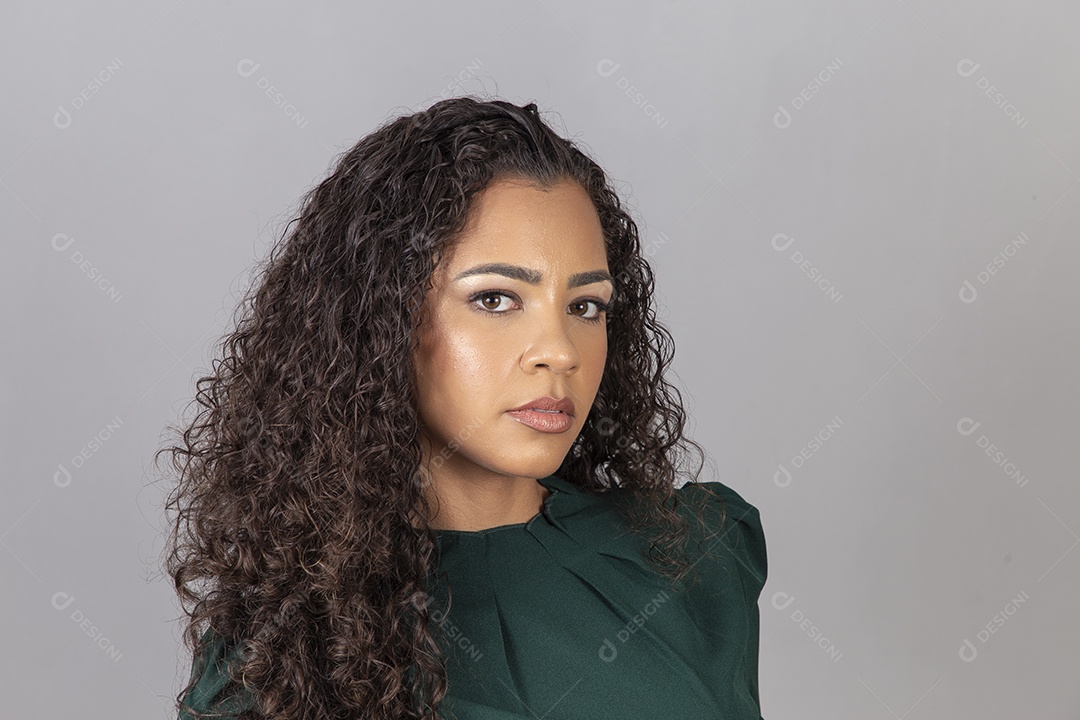 Linda mulher jovem sobre fundo isolado segurando câmera fotográfica