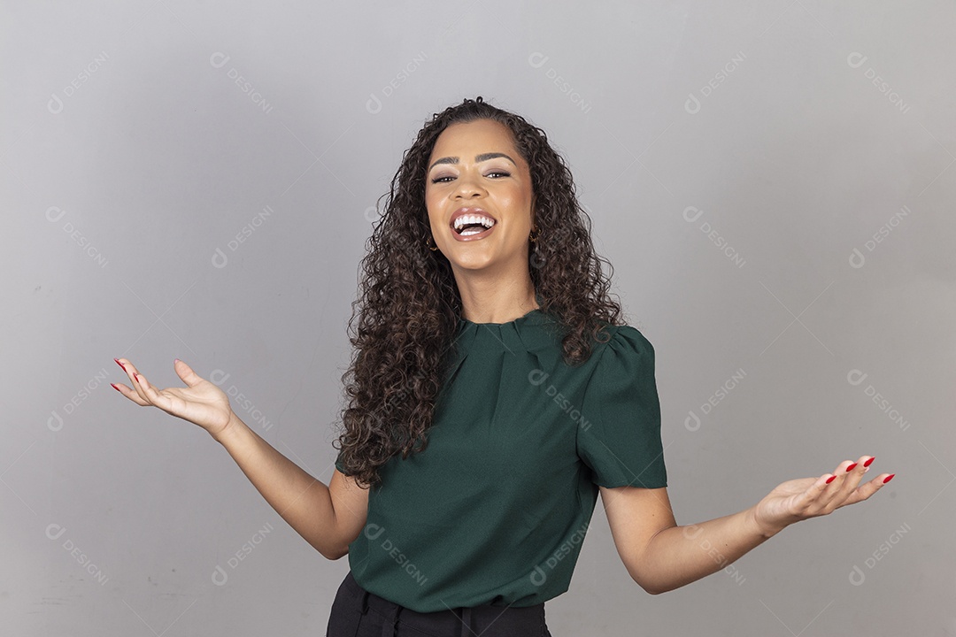 Linda mulher jovem sobre fundo isolado segurando câmera fotográfica