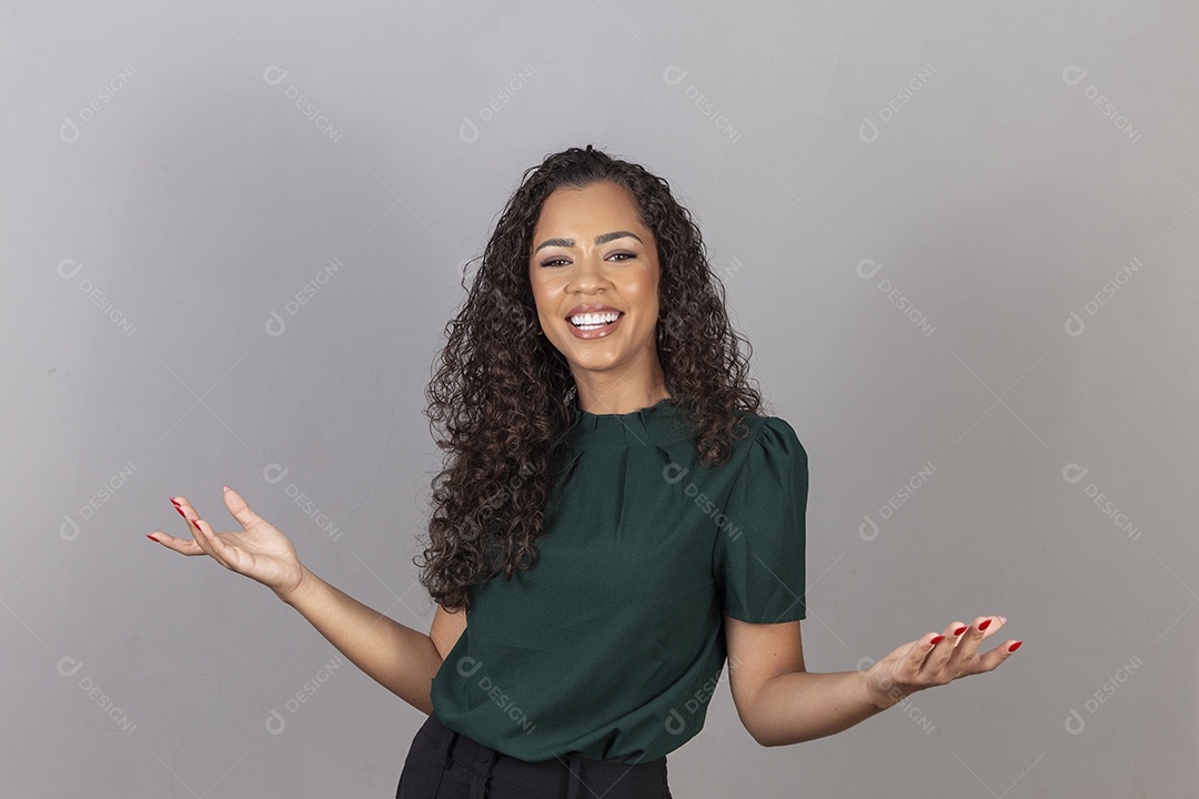 Linda mulher jovem sobre fundo isolado segurando câmera fotográfica