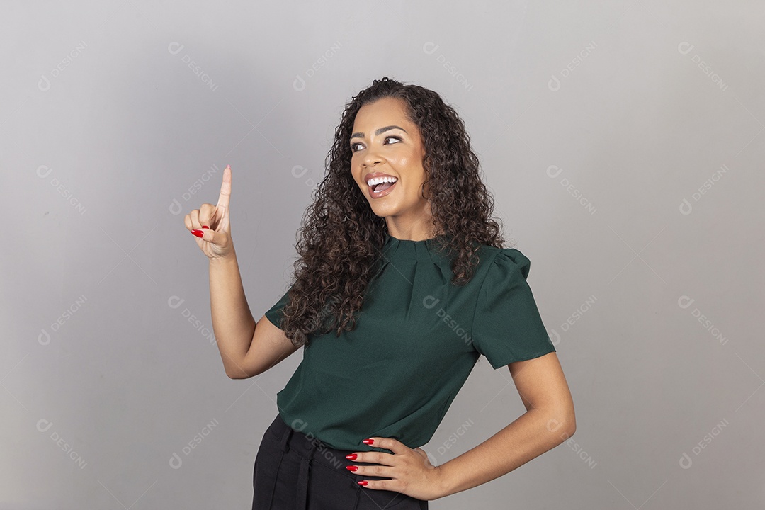 Linda mulher jovem sobre fundo isolado segurando câmera fotográfica