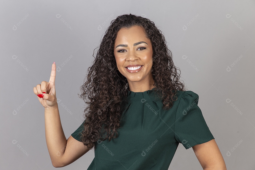 Linda mulher jovem sobre fundo isolado segurando câmera fotográfica