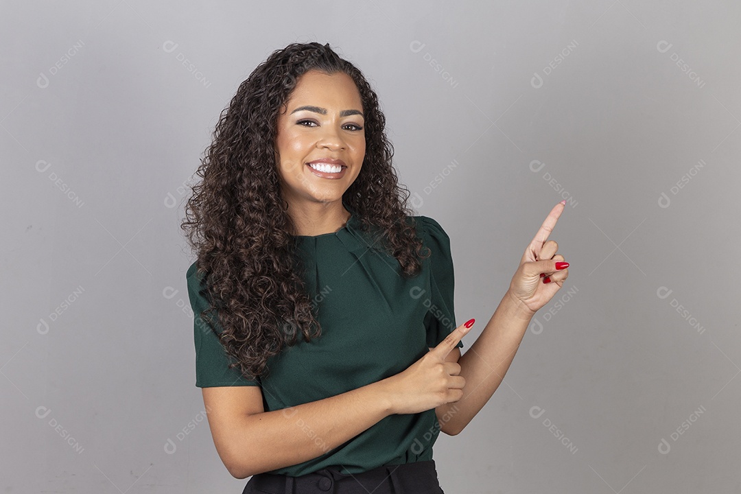 Linda mulher jovem sobre fundo isolado segurando câmera fotográfica