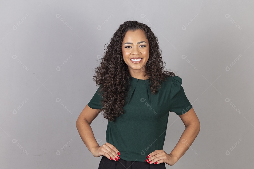 Linda mulher jovem sobre fundo isolado segurando câmera fotográfica