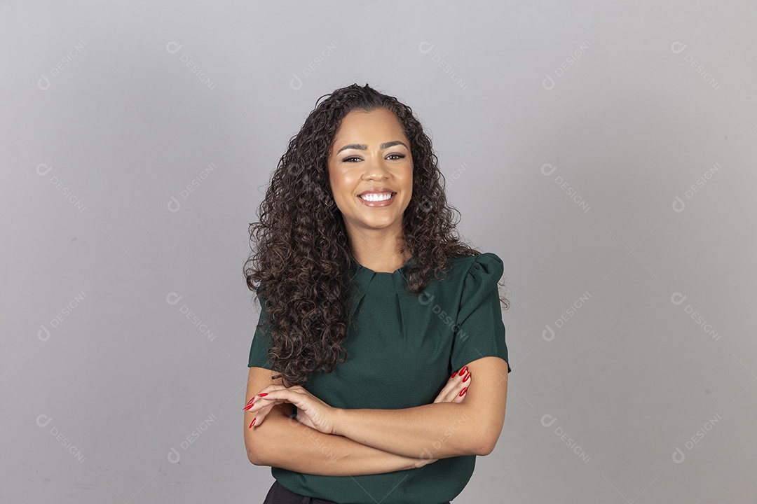 Linda mulher jovem sobre fundo isolado segurando câmera fotográfica