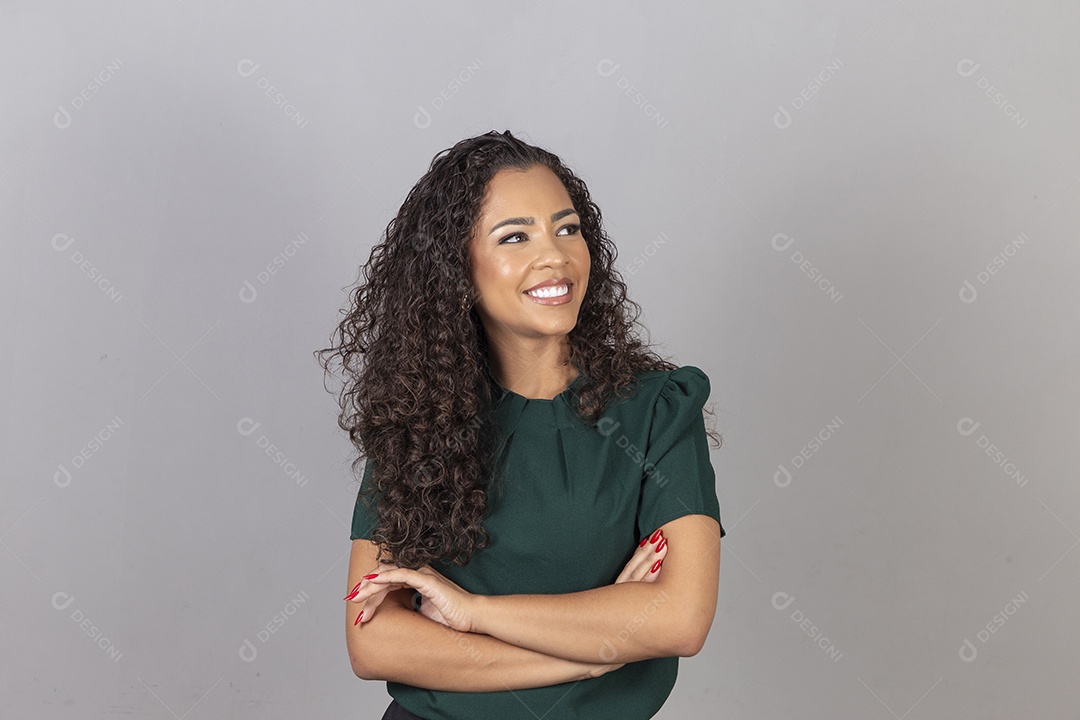 Linda mulher jovem sobre fundo isolado segurando câmera fotográfica