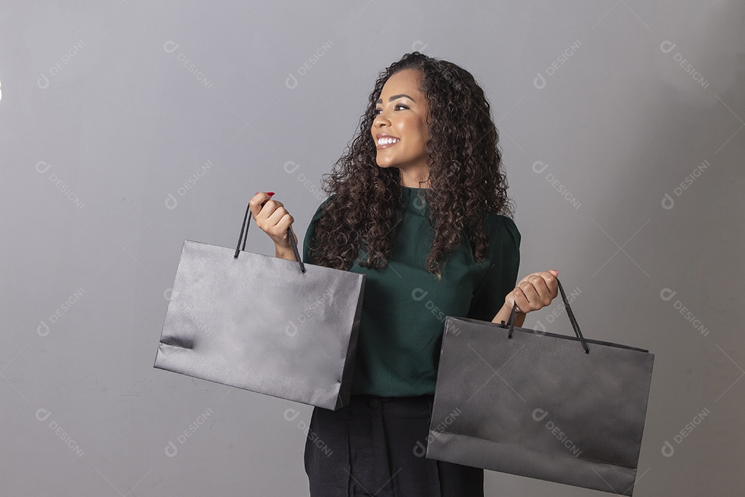 Linda mulher jovem sobre fundo isolado segurando sacolas