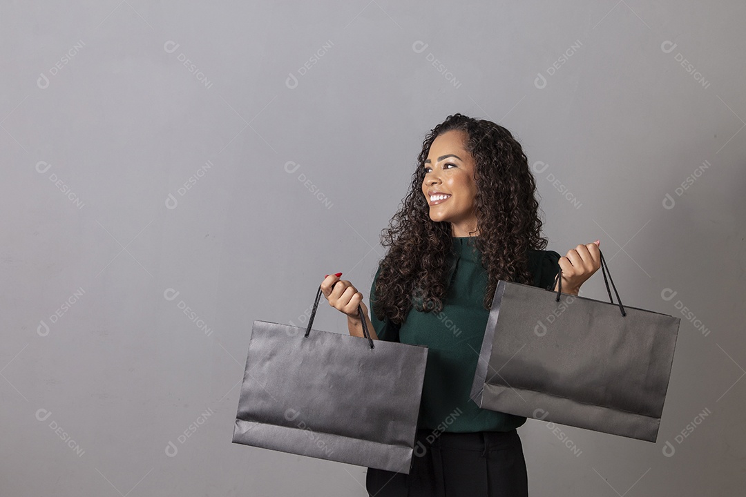 Linda mulher jovem sobre fundo isolado segurando sacolas