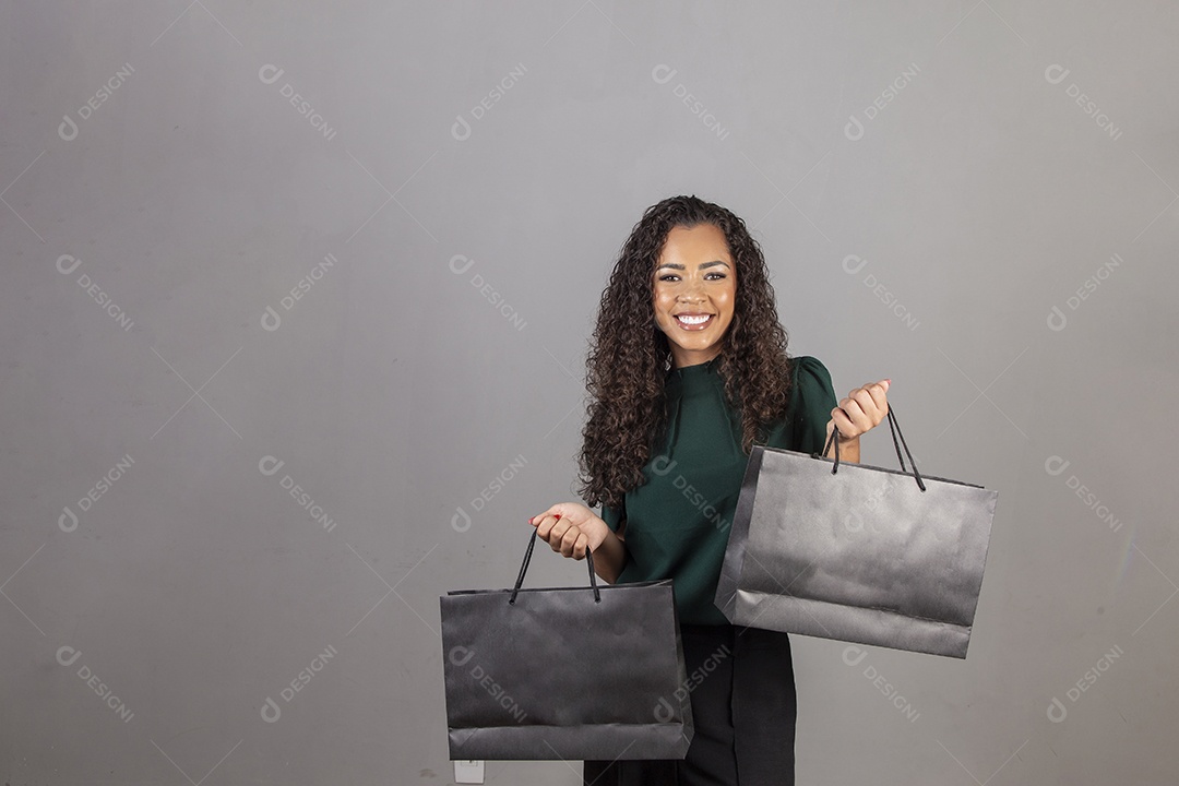 Linda mulher jovem sobre fundo isolado segurando sacolas