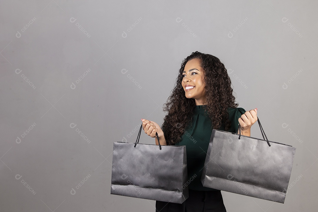 Linda mulher jovem sobre fundo isolado segurando sacolas