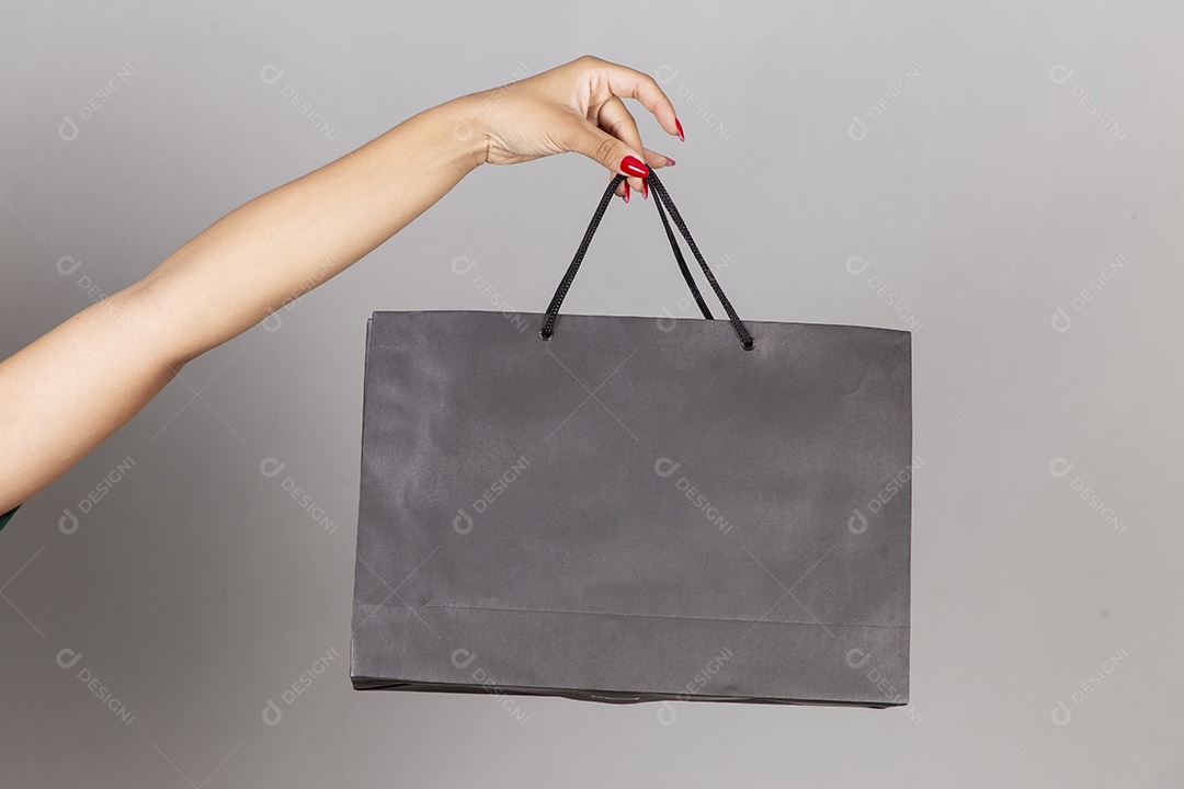 Linda mulher jovem sobre fundo isolado segurando sacolas