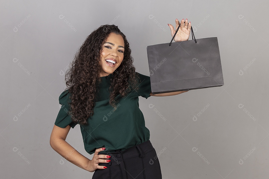 Linda mulher jovem sobre fundo isolado segurando sacolas