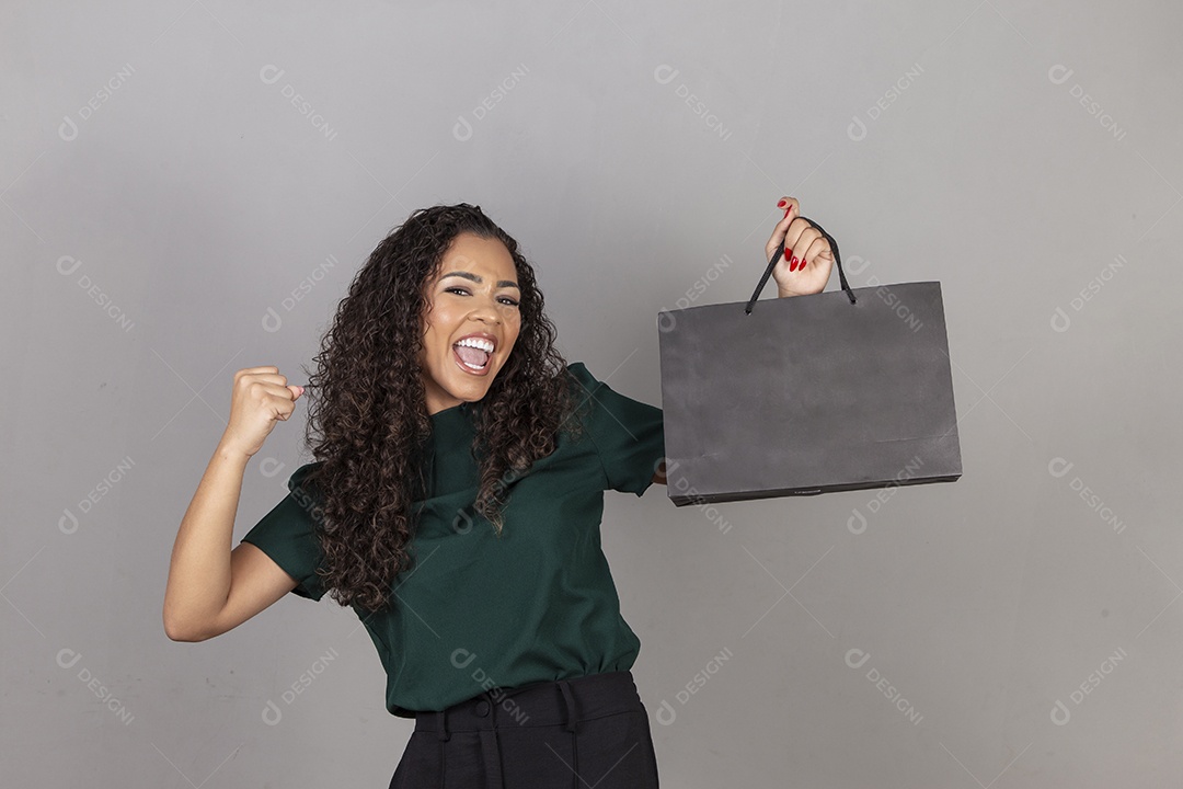 Linda mulher jovem sobre fundo isolado segurando sacolas