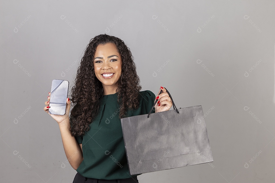 Linda mulher jovem sobre fundo isolado segurando sacolas