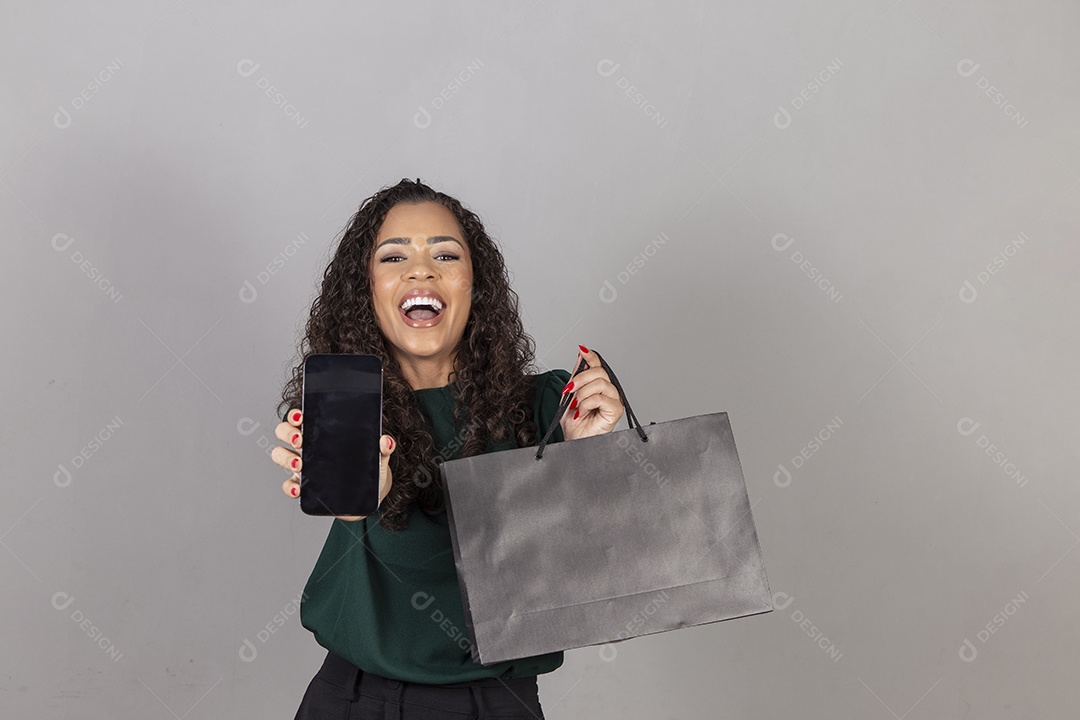 Linda mulher jovem sobre fundo isolado segurando sacolas