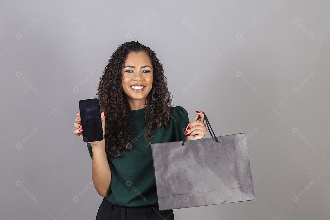 Linda mulher jovem sobre fundo isolado segurando sacolas