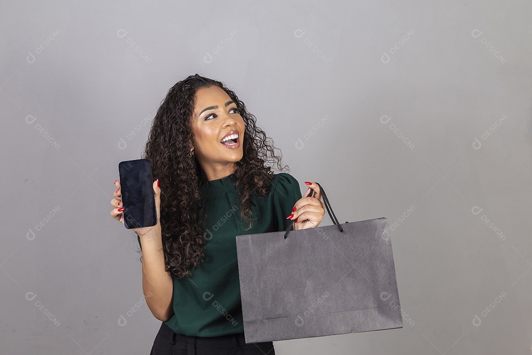 Linda mulher jovem sobre fundo isolado segurando sacolas