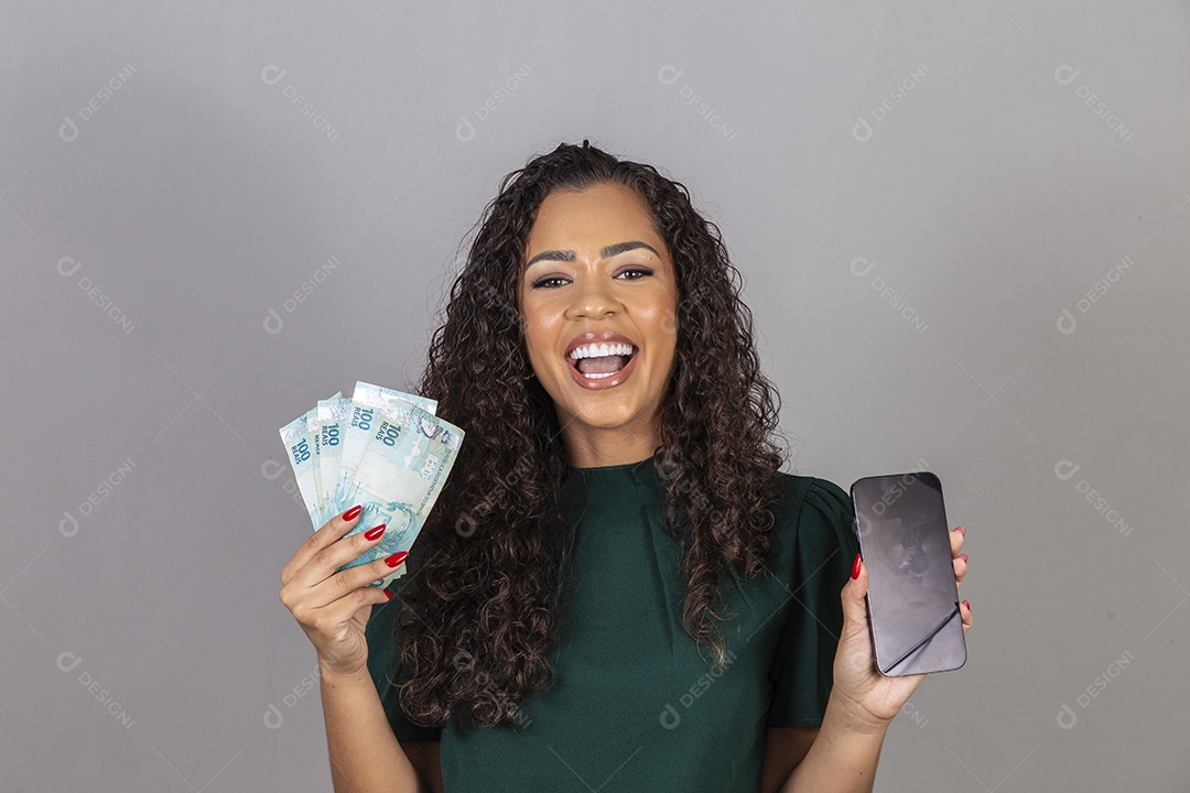 Linda mulher jovem sobre fundo isolado segurando dinheiro