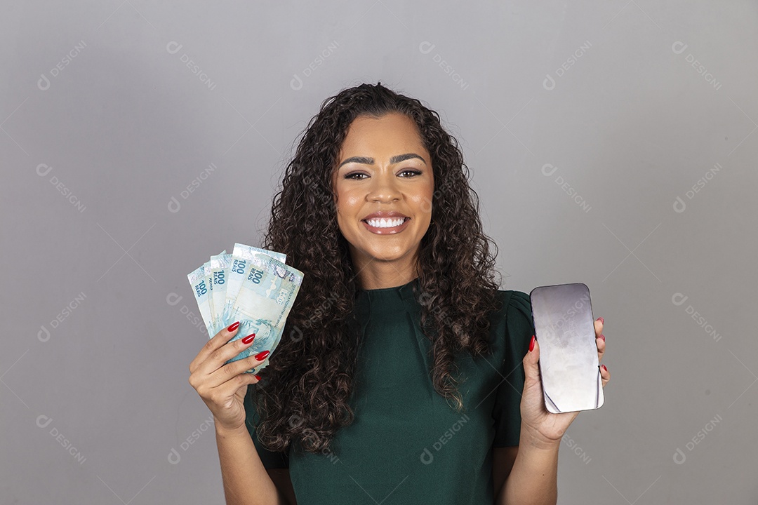 Linda mulher jovem sobre fundo isolado segurando dinheiro