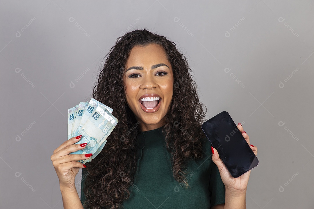 Linda mulher jovem sobre fundo isolado segurando dinheiro