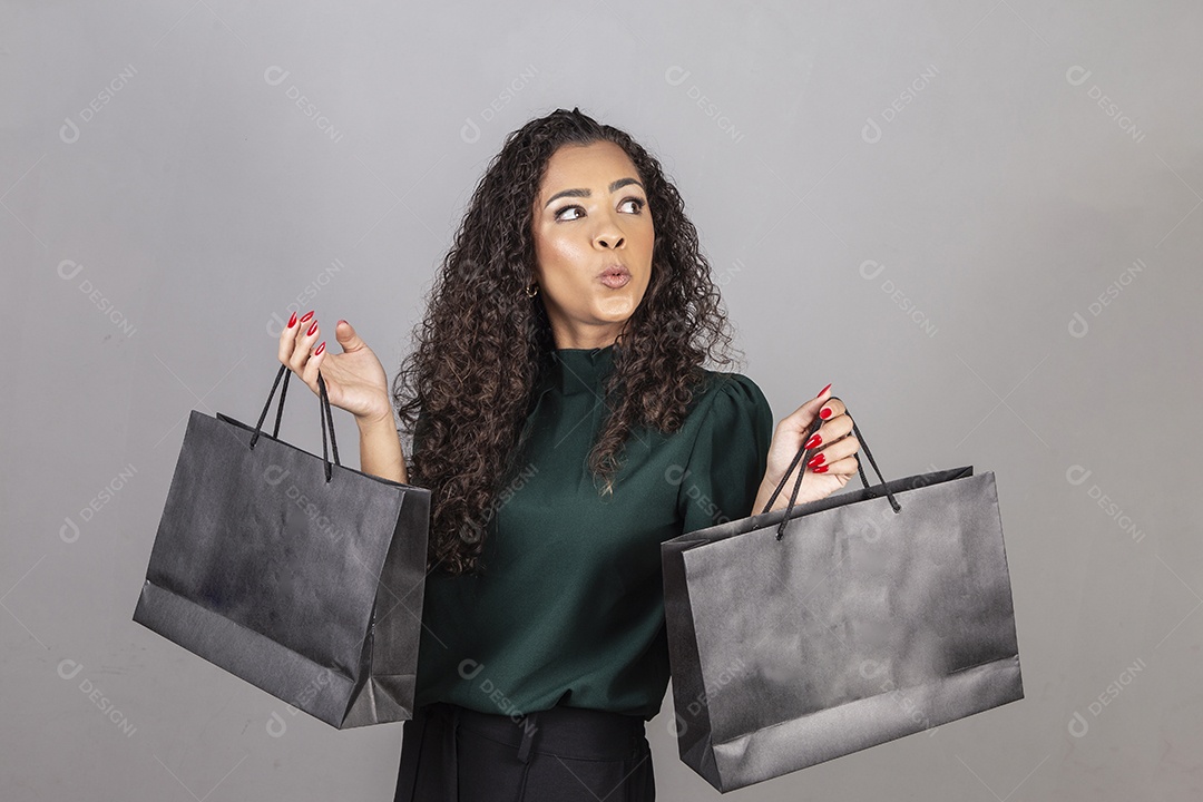 Linda mulher jovem sobre fundo isolado segurando sacolas