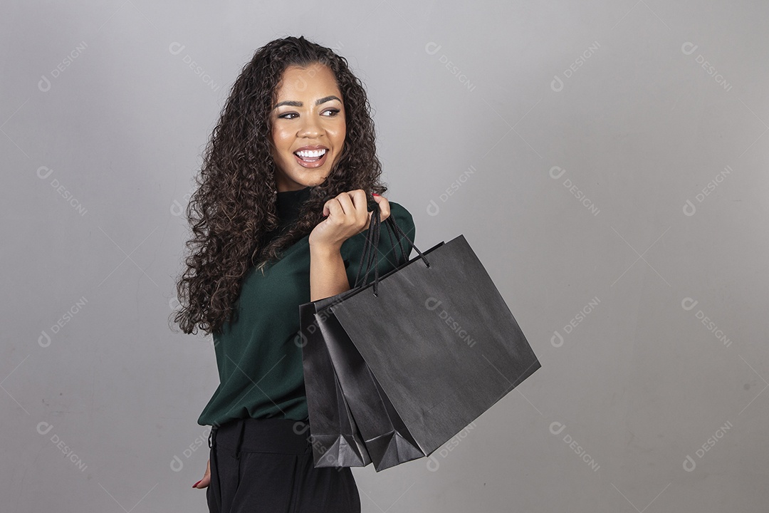 Linda mulher jovem sobre fundo isolado segurando sacolas