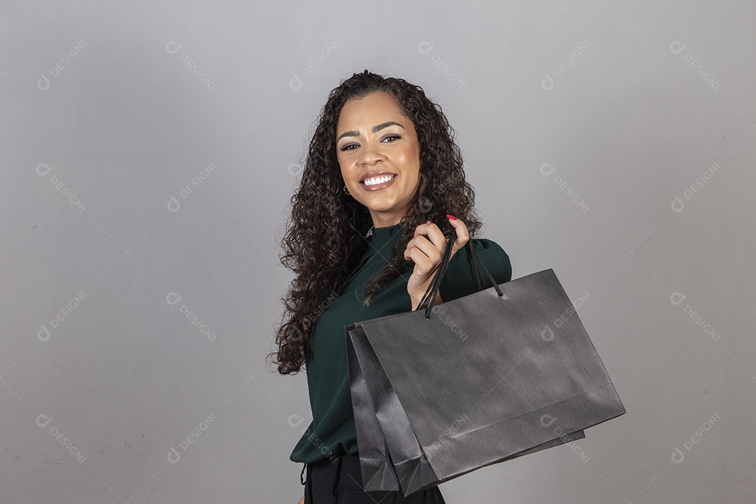 Linda mulher jovem sobre fundo isolado segurando dinheiro