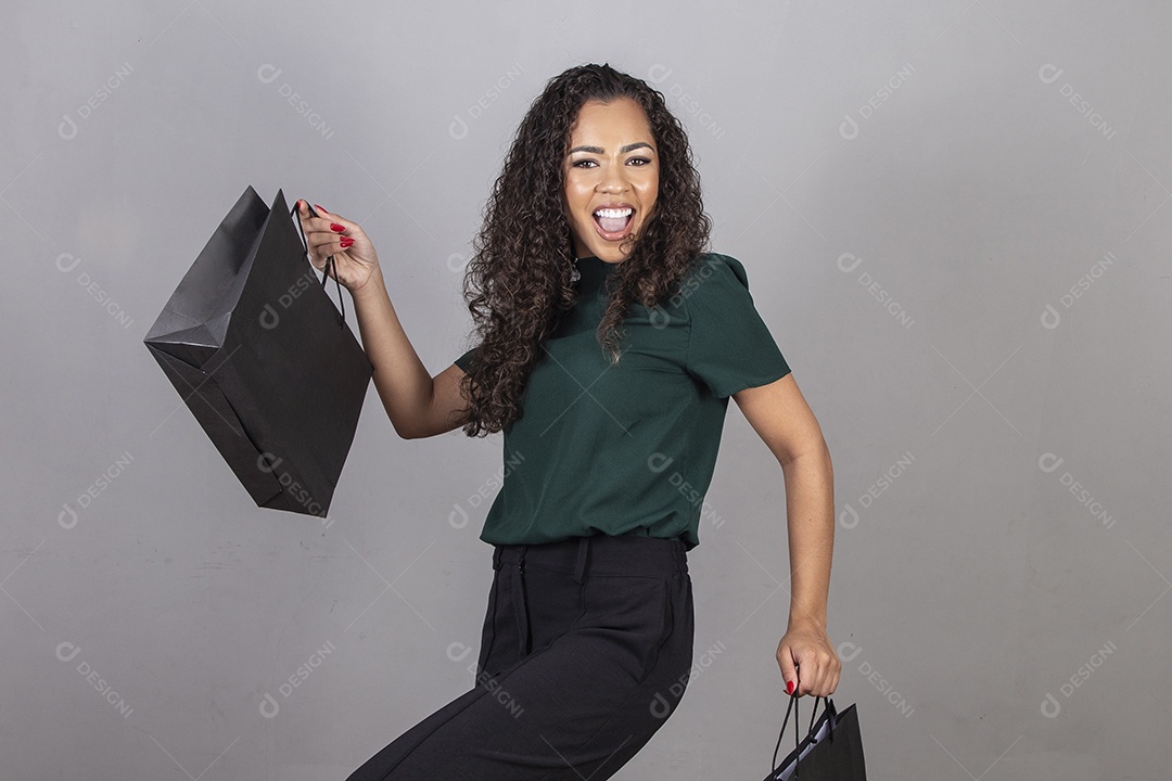 Linda mulher jovem sobre fundo isolado segurando sacolas