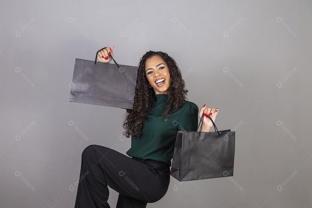 Linda mulher jovem sobre fundo isolado segurando sacolas