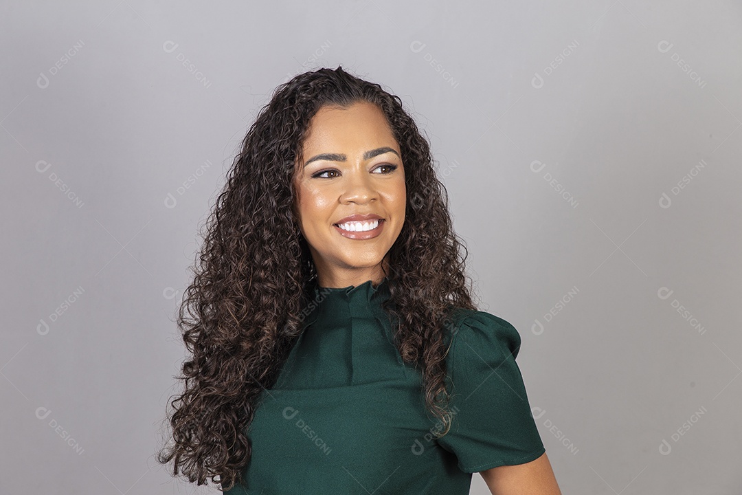 Linda mulher jovem sobre fundo isolado segurando dinheiro