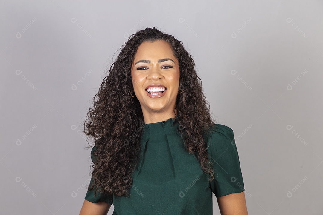 Linda mulher jovem sobre fundo isolado segurando dinheiro