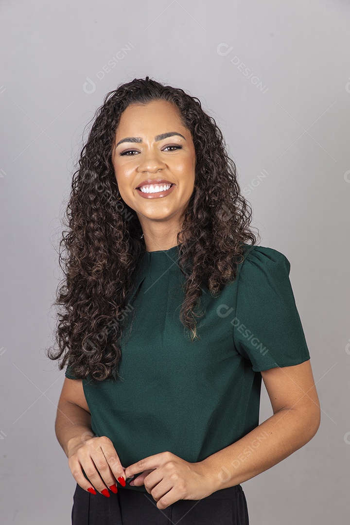 Linda mulher sorridente de blusa verde