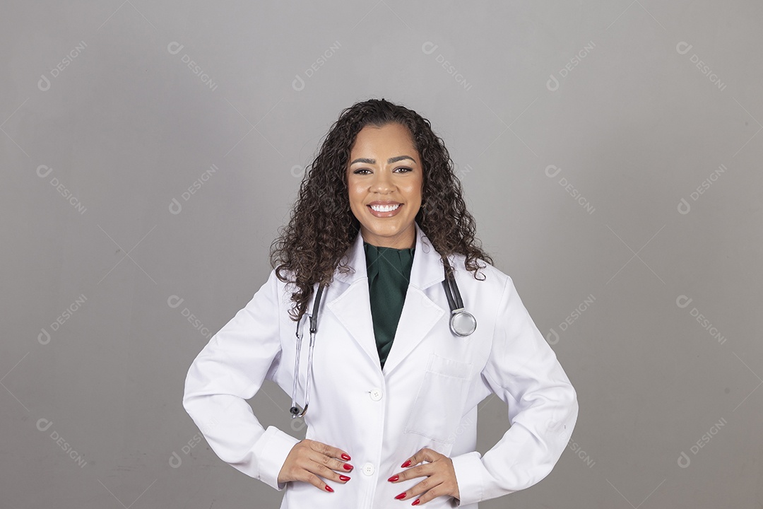 Linda mulher jovem médica sobre fundo isolado