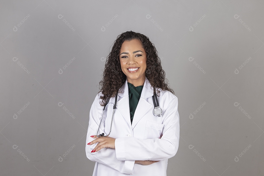 Linda mulher jovem médica sobre fundo isolado