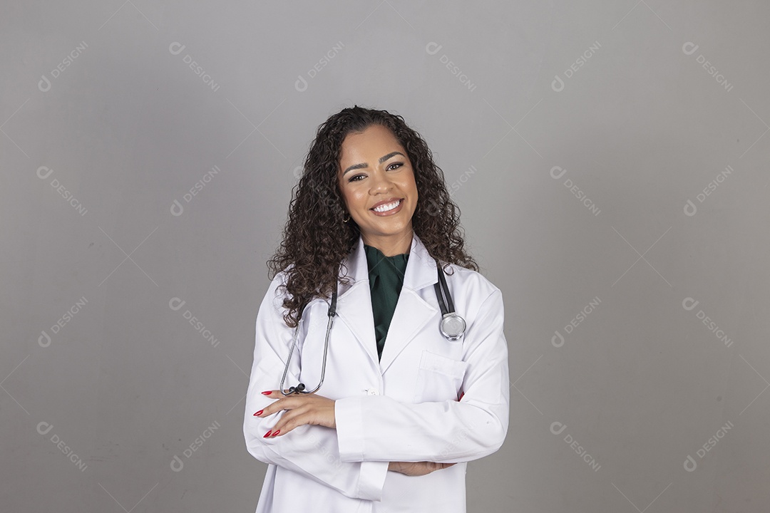 Linda mulher jovem médica sobre fundo isolado