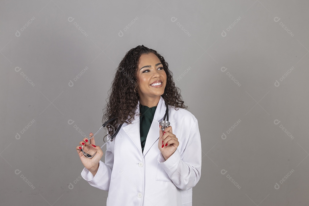 Linda mulher jovem médica sobre fundo isolado