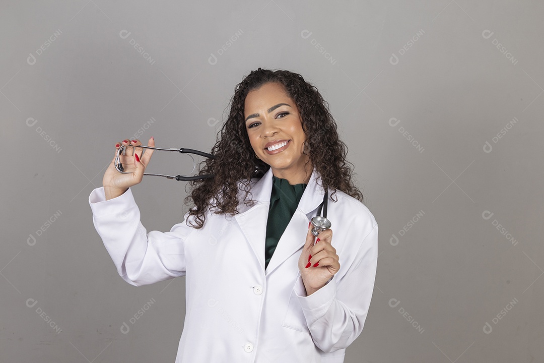 Linda mulher jovem médica sobre fundo isolado