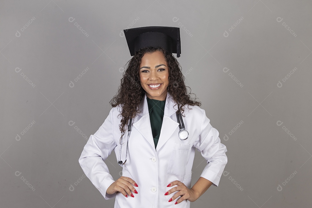 Linda mulher jovem médica sobre fundo isolado