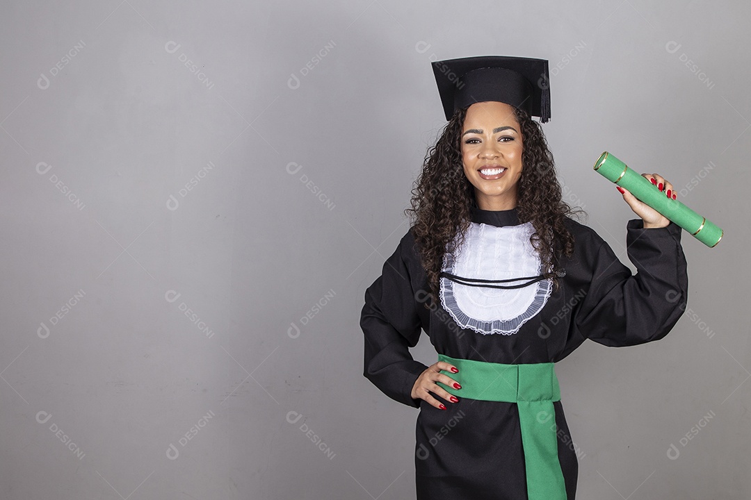 Linda mulher jovem sobre fundo isolado usando roupa de formatura