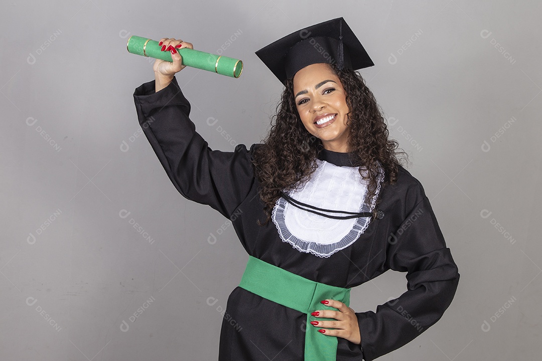 Linda mulher jovem sobre fundo isolado usando roupa de formatura