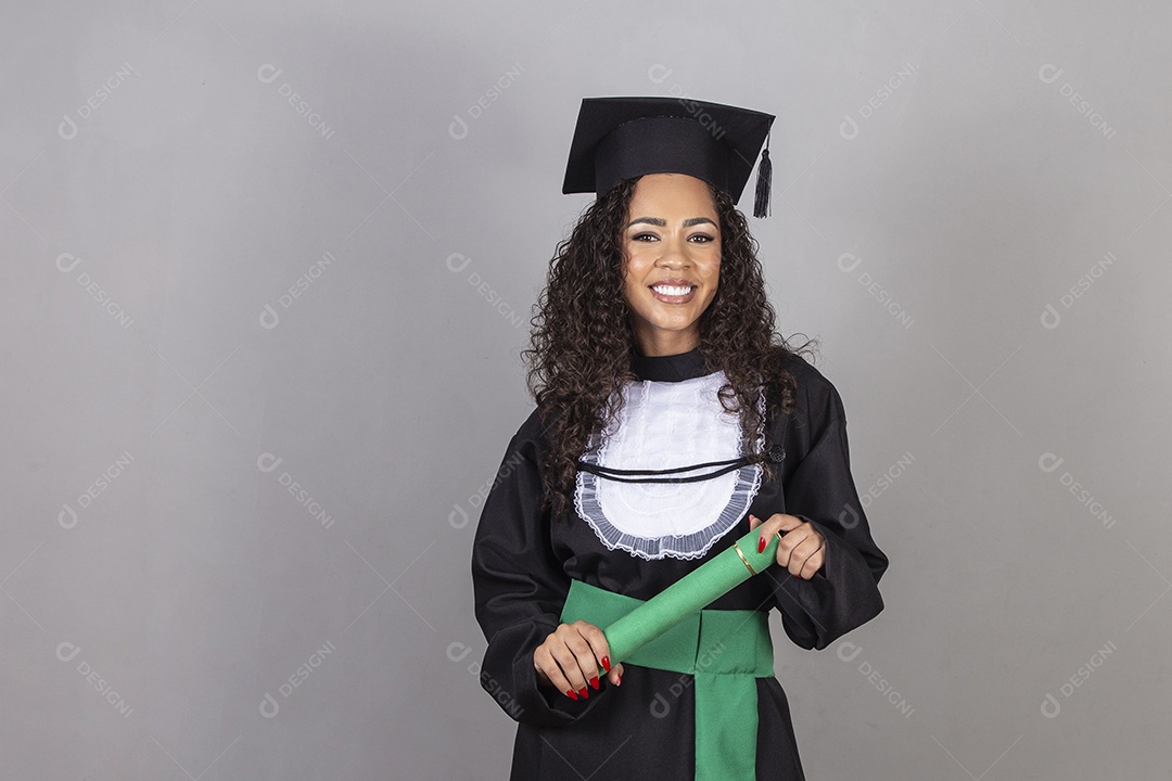 Linda mulher jovem sobre fundo isolado usando roupa de formatura