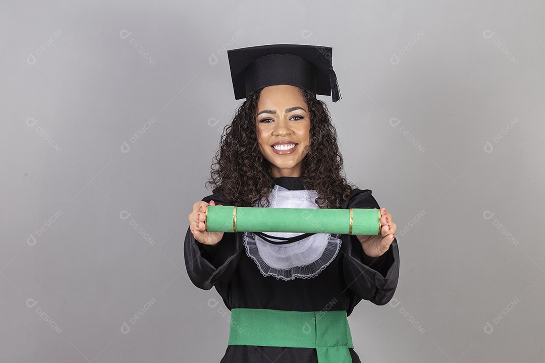 Linda mulher jovem sobre fundo isolado usando roupa de formatura