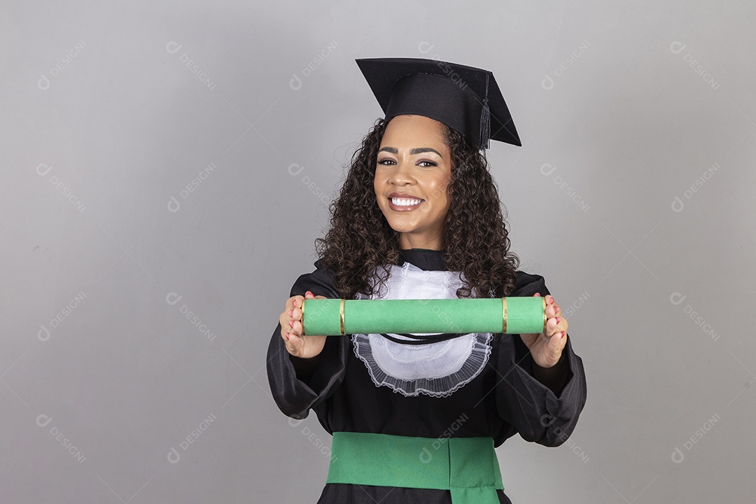 Linda mulher jovem sobre fundo isolado usando roupa de formatura