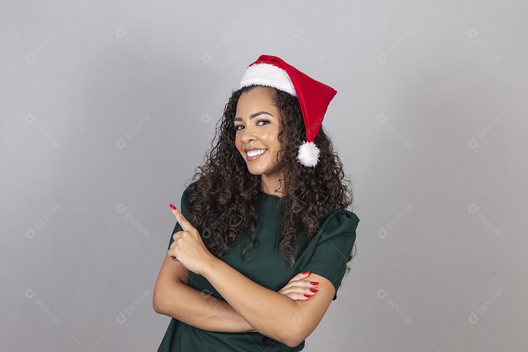 foto-Linda mulher jovem usando chapéu de papai noel celebrando o natal