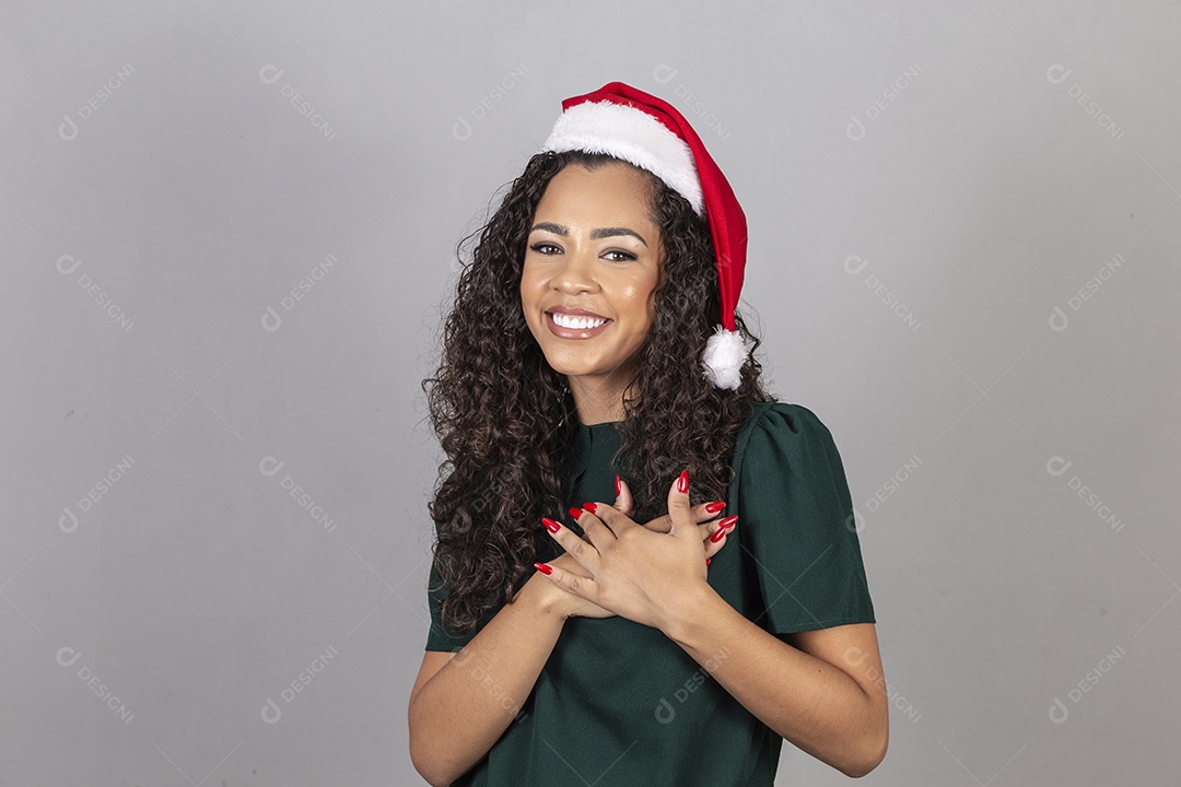 Linda mulher jovem usando chapéu de papai noel celebrando o natal